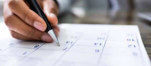 Una persona escribiendo