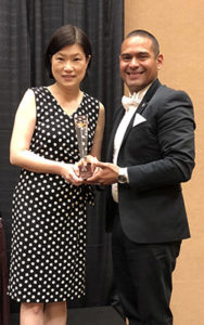 Elissa Ouyang y Jose Espinoza aceptan el premio de diversidad nacional de la Asociación Americana de Obras Hidráulicas en nombre de Cal Water