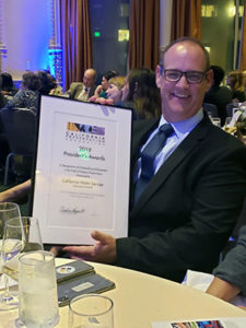 George Barber con el premio President's Award de la Fundación de Preservación de California