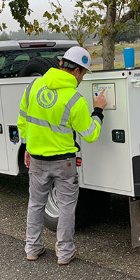 Trabajador revisando lista en camión