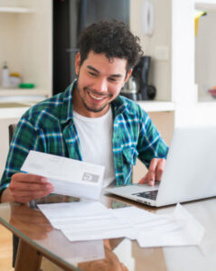 Persona mirando un papel