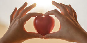 Mano sosteniendo una forma de corazón