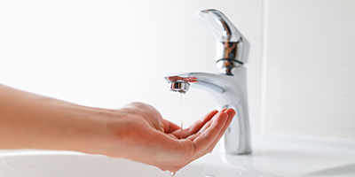 agua con baja presión en el grifo de un lavabo