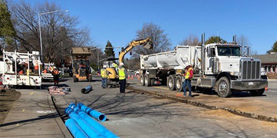 Camión para instalación de tubería principal en Chico