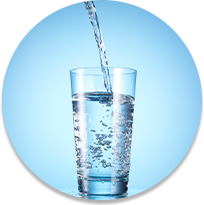 Un chorro de agua cayendo en un vaso