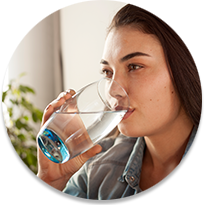 Una mujer bebiendo agua