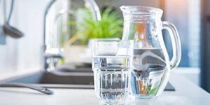 Jarra y vaso con agua