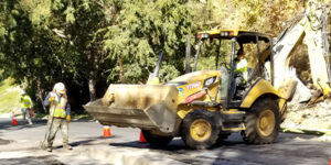 Retroexcavadora en la obra de construcción en Westlake