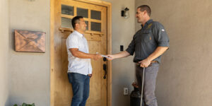 Un empleado de Cal Water saludando a un cliente en su puerta