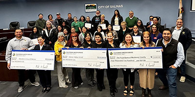 Equipo presentando donación en Salinas