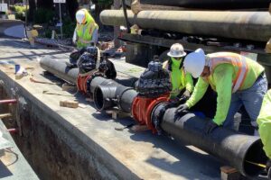 Empleados de Cal Water reparando tubería de agua