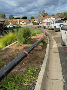 Tubería principal de agua sobre la superficie a lo largo de Dauntless Drive ​​​​​​