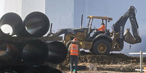 Equipo de construcción en el sitio de instalación del tanque de Visalia