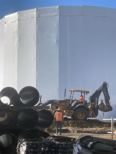 Equipo de construcción en el sitio de instalación del tanque de Visalia