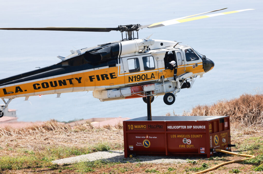 Un helicóptero antiincendios del condado de LA toma agua de un contenedor en Rancho Palos Verdes, California