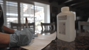 Persona que realiza la prueba casera de plomo y cobre