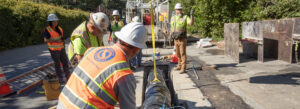 Trabajadores instalando una tubería principal de agua