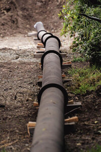 Tubería principal de agua sobre la superficie a lo largo de Vanderlip Drive