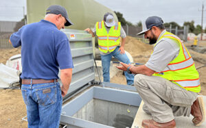 Tres trabajadores en la obra de construcción Salinas