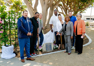 Equipos gubernamentales de Cal Water y Carson con placa dedicatoria