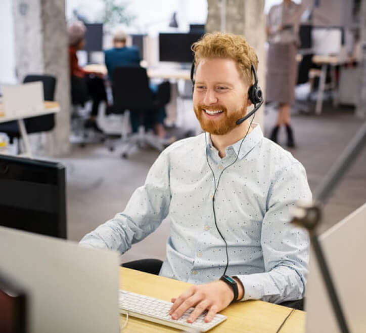 hombre-de-asistencia-al-cliente Asistencia al Cliente