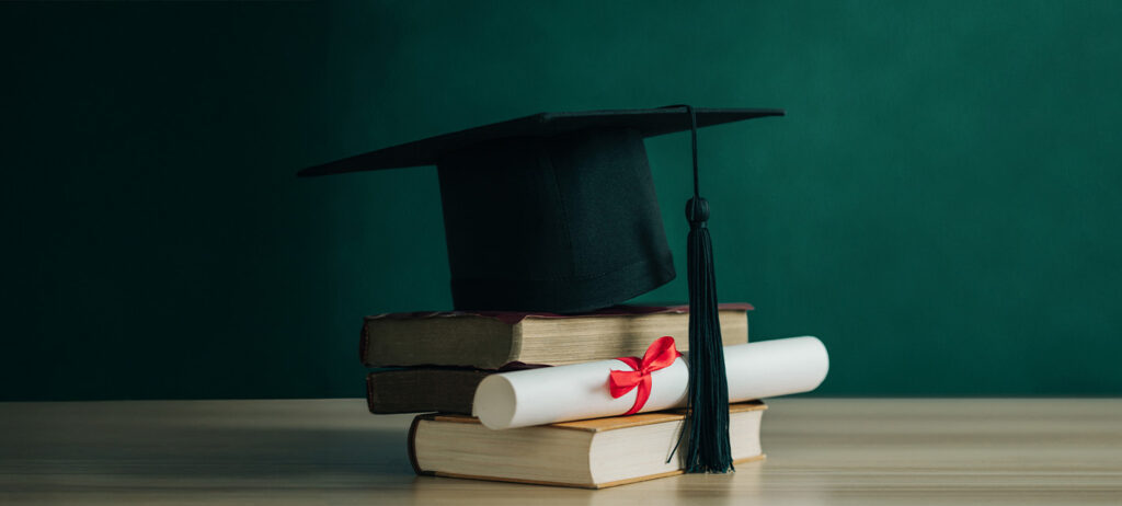 Mortero, libros y diploma