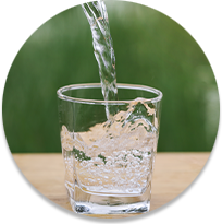 Un chorro de agua cayendo en un vaso