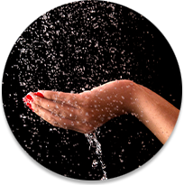 Mano recogiendo agua de una ducha