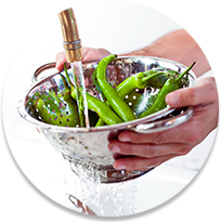 Enjuague de verduras en un colador